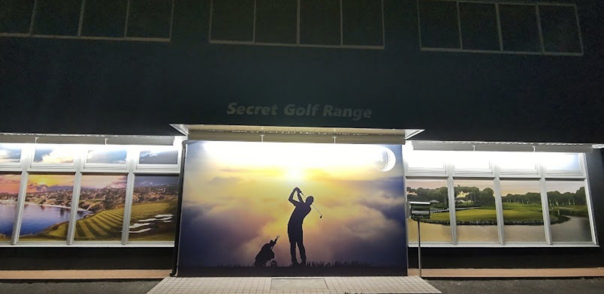 正面から見た夜のSecret Golf Range店舗外観