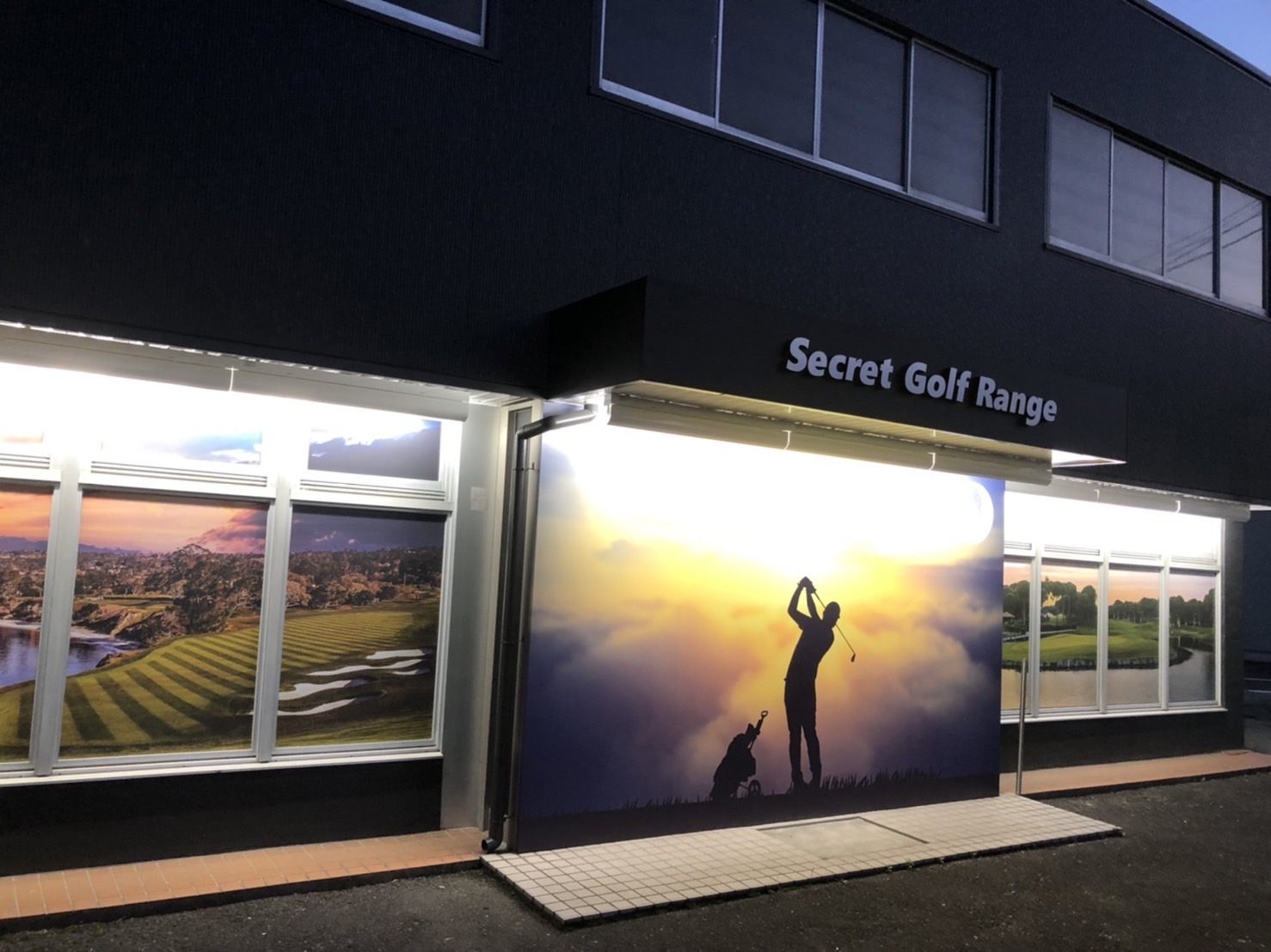 夜間にライトアップされたSecret Golf Rangeの店舗外観